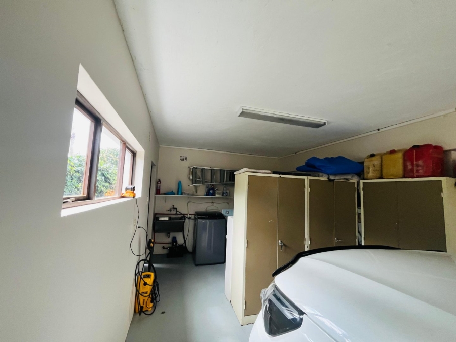 6 Bedroom Property for Sale in Gonubie Eastern Cape